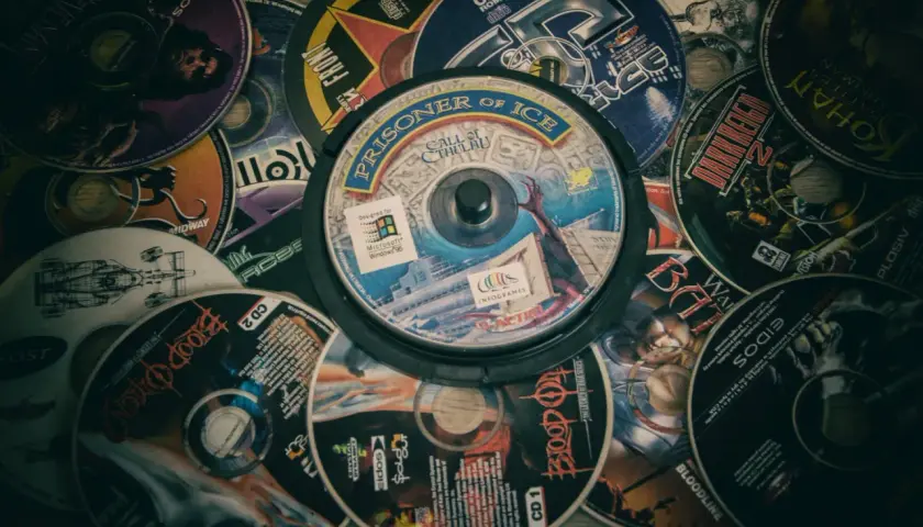 Stos starych płyt CD z grami, w tym "Prisoner of Ice: Call of Cthulhu".