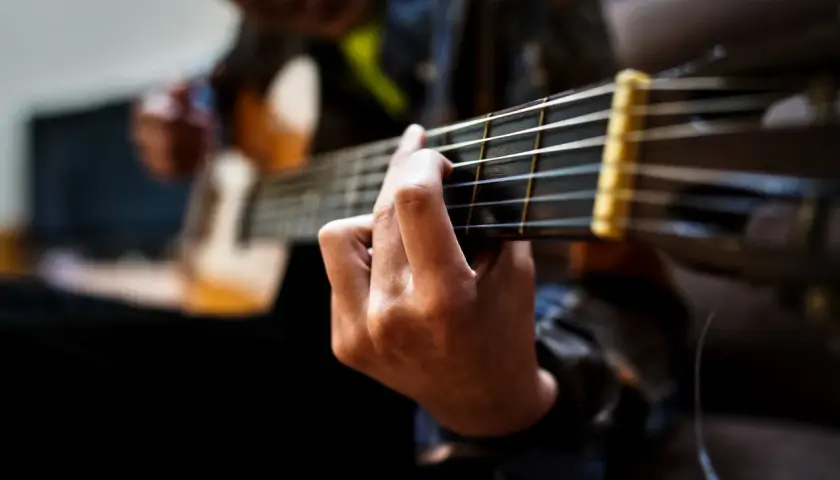 Czy nauka gry na gitarze jest trudna? Oto wyzwania i rozwiązania