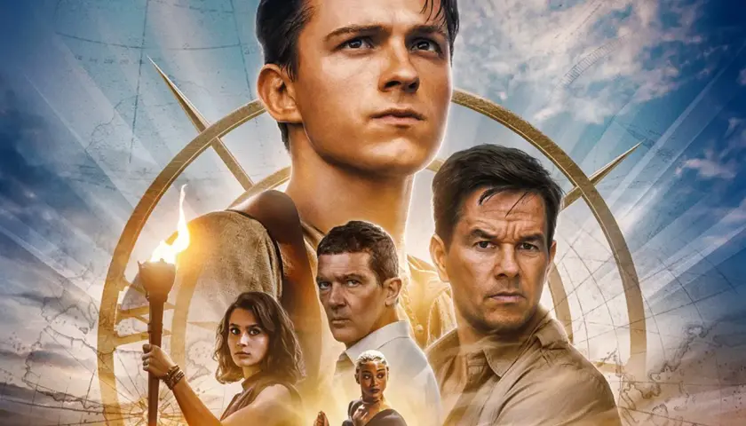 Plakat filmu "Uncharted" z Tomem Hollandem, Markiem Wahlbergiem i Antonio Banderasem. W tle mapa świata i kompas.