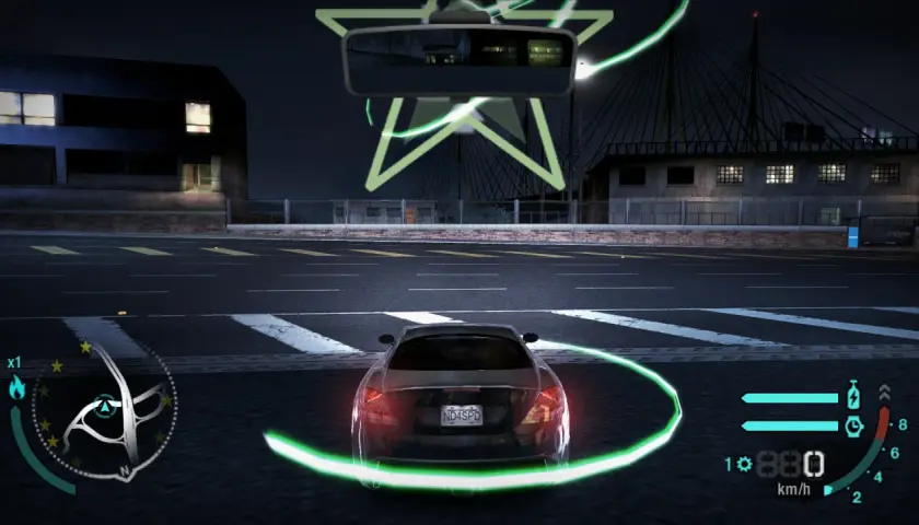 Nocna jazda w NFS Carbon z polskim spolszczeniem. Widok zza samochodu na nocne miasto i świecące linie.