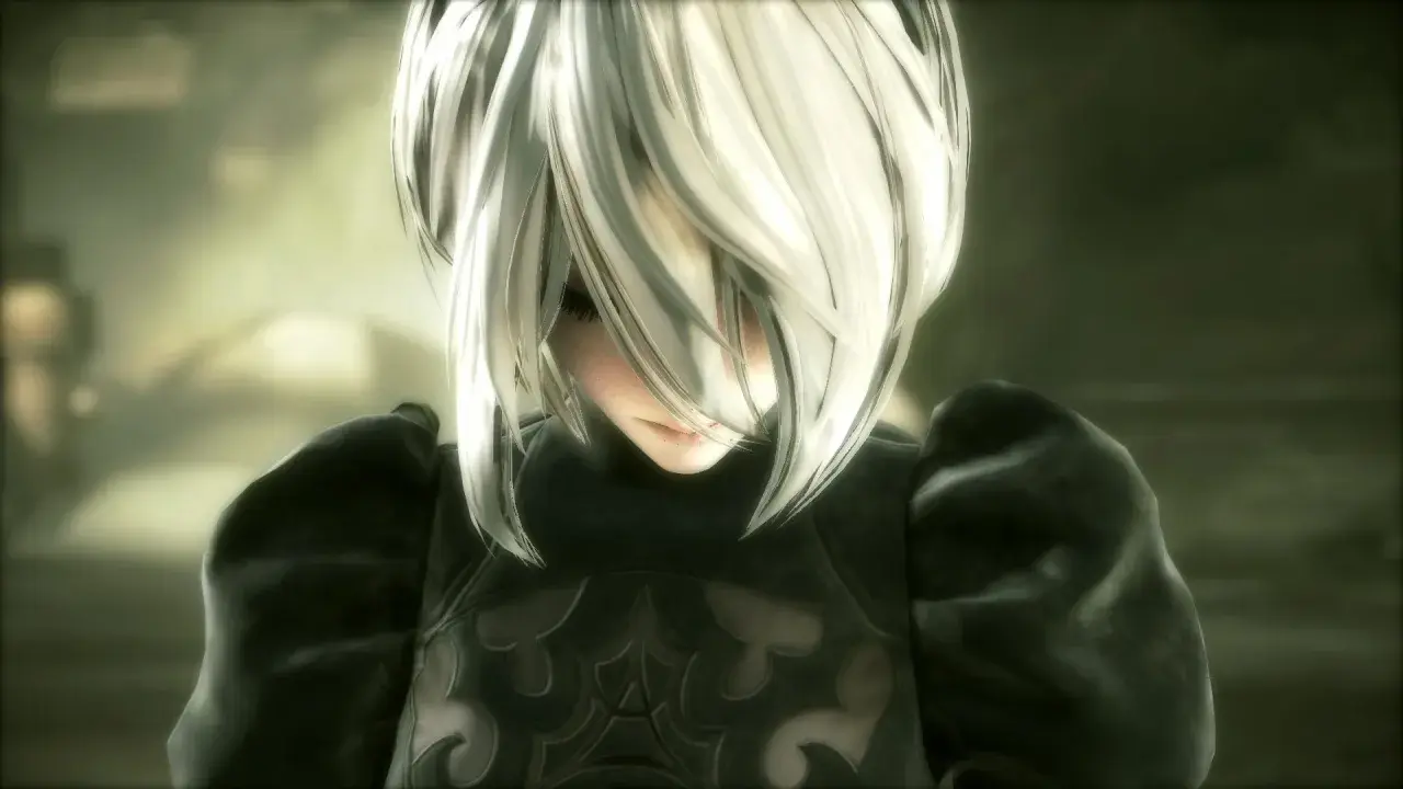 2B z Nier Automata PL zamyślona, z białymi włosami opadającymi na twarz.