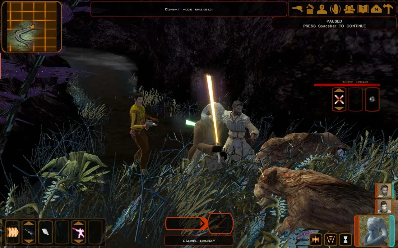 Star Wars Knights of the Old Republic spolszczenie: Jedi walczą z bestiami w mrocznym lesie. Na ekranie widać menu gry i minimapę.