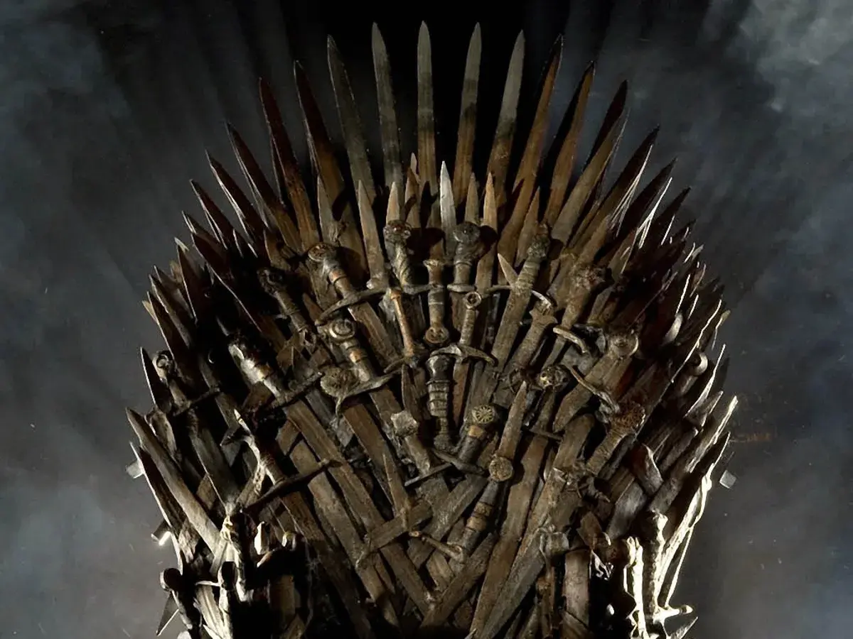 Żelazny Tron z gry Game of Thrones: The Telltale Series po polsku, symbol władzy i intryg.