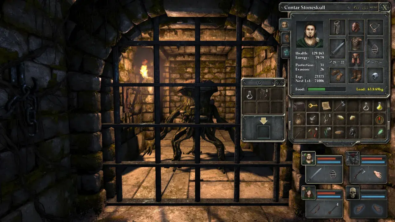 Potwór w klatce w lochu, jak w legend of grimrock. Obok interfejs postaci i ekwipunku.