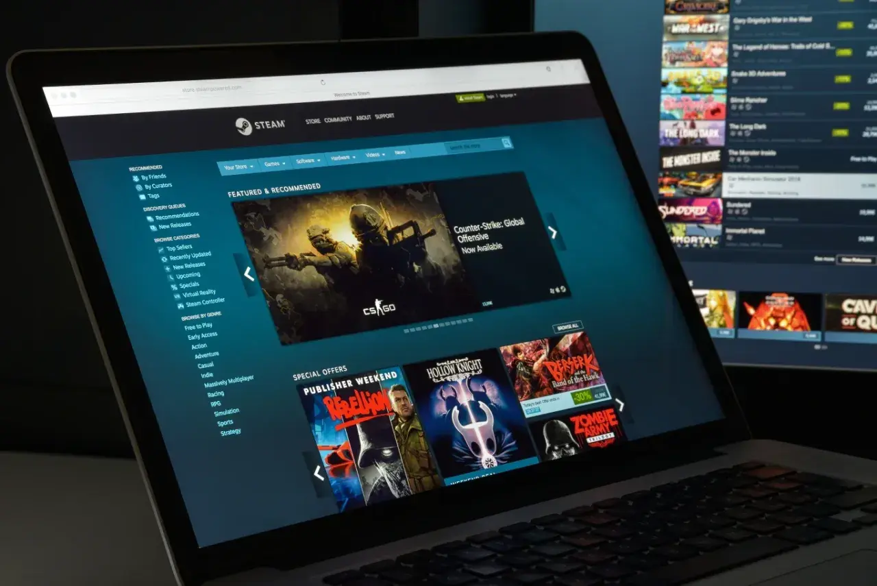 Ekran laptopa z otwartą stroną Steam. Widoczne gry, promocje i menu. Pomocne, gdy zastanawiasz się, jak odzyskać konto Steam.