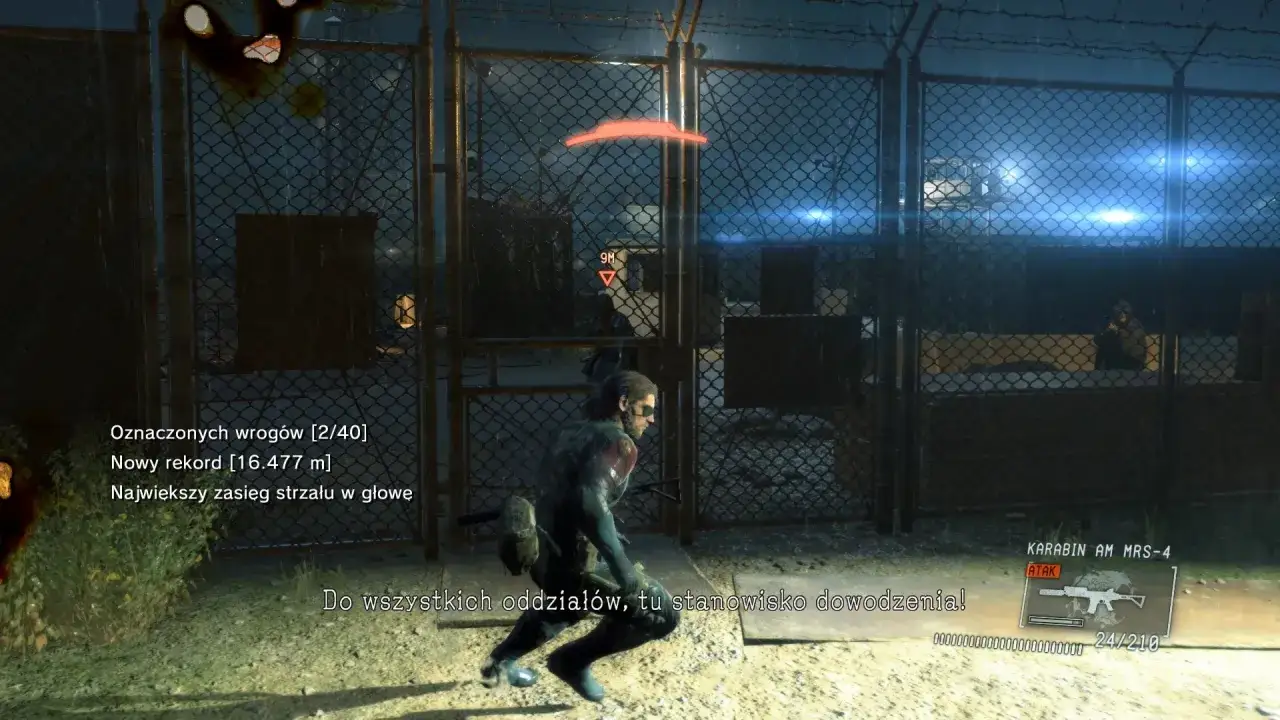 Metal Gear Solid V The Phantom Pain spolszczenie: Venom Snake w akcji, oznaczono 2 wrogów, nowy rekord strzału w głowę.