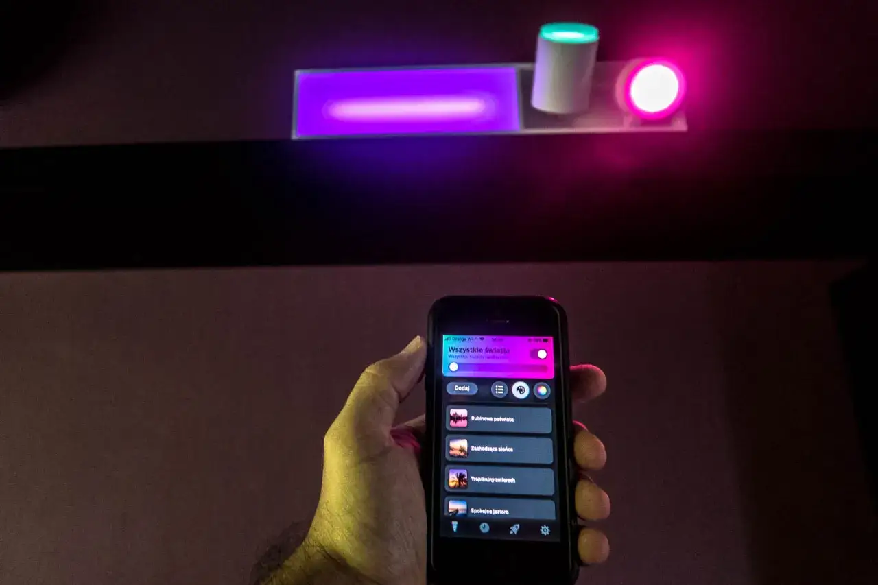 Smart lampy Philips Hue sterowane z iPhone'a. Różne odcienie fioletu i różu tworzą nastrojowe oświetlenie.