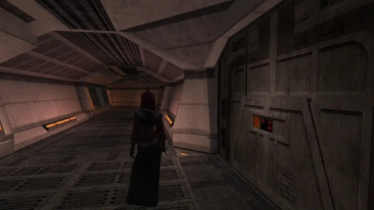 Postać w długiej szacie idzie korytarzem statku. Star Wars Knights of the Old Republic spolszczenie.